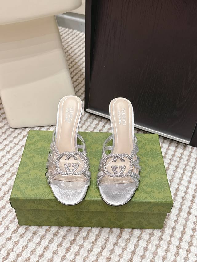 代购级 Gucci 2026S早春新款 双G烫钻 高跟鞋 细跟拖鞋 原单品质 原汁原味的欧式风格，上脚非常完美穿搭上配此鞋，优雅大方，晶莹剔透，无论种各配件材质