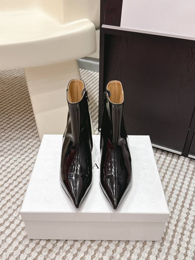 代购级 Hidem* 新品 尖头靴｜把酷飒高级焊在腿上 当漆皮质感撞上先锋方头 这双靴直接改写秋冬时髦规则 利落拉链+个性鞋型 黑得纯粹又亮得吸睛 每一步都在释