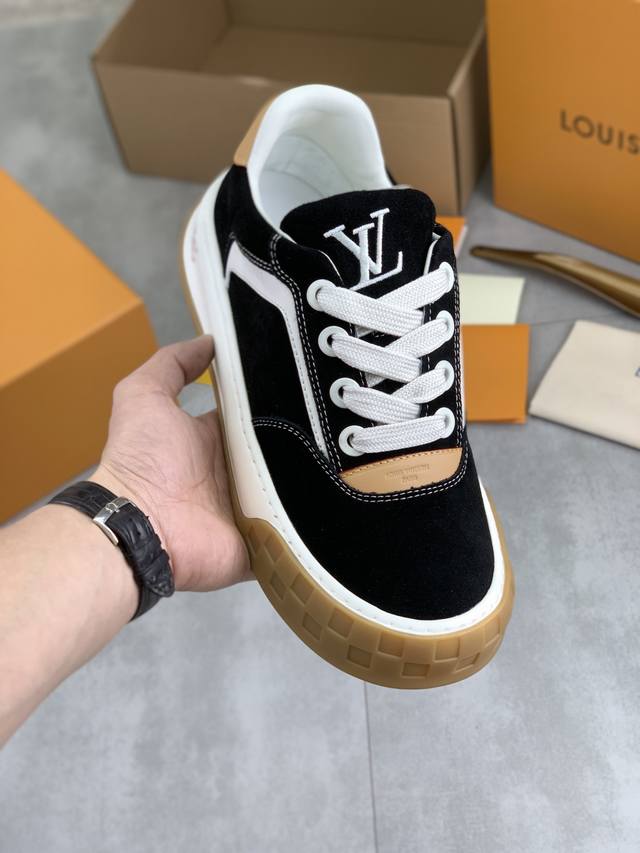 工厂p价p 实价 L家 新款发泡大底 顶级代购 路 炸街男神人气爆款新款原厂配置，意大利进口原版牛皮面料，高品质拼接工艺，进口牛皮内里柔软舒适，潮男必备，鞋底：