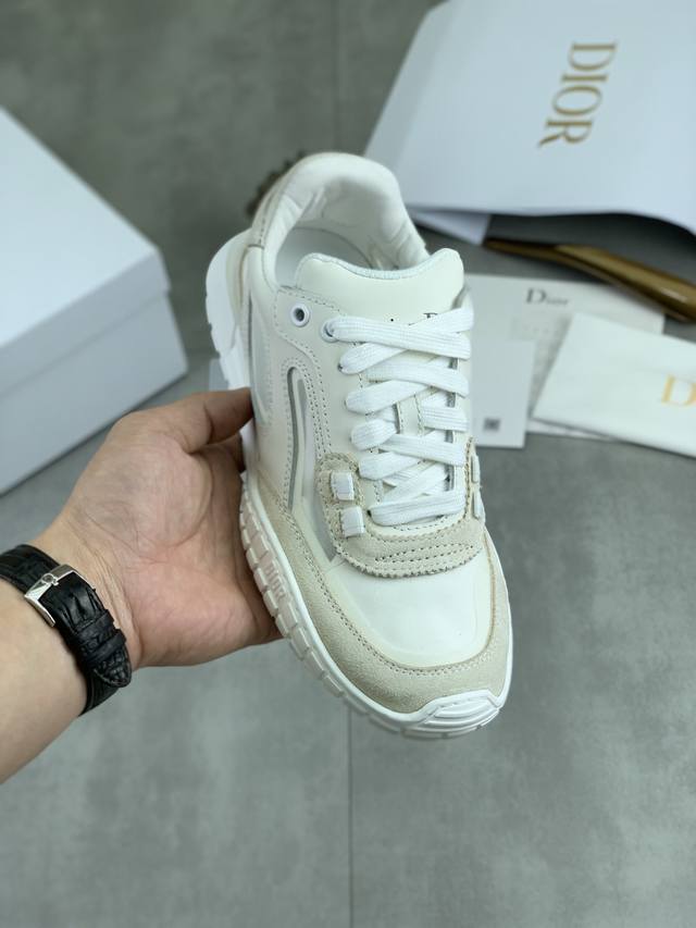 工厂p价p 实价 迪奥Dior Tech运动鞋 2026早春系列新品，搭配时尚细节，彰显复古美学。浅米色反绒牛皮革鞋面与杏色透明网眼织物侧面拼接，鞋面窗口引边采