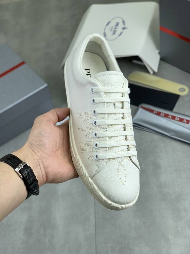 工厂p价p 实价 最新款 官网爆款上市， 潮牌 普拉达prada 主推爆款，前卫百搭时尚男鞋私版开模，牛皮面拼接1：1..时尚干脆、原版进口牛皮内里牛皮垫脚；大