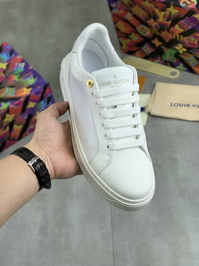 工厂p价p 实价 高品质牛里 路易威登 Lv官网最新款休闲时尚男鞋爆款版型简洁大气，潮男专属.独有的官网最新品牌元素原版装饰，时尚又大方，面料采用原版牛仔布 舒