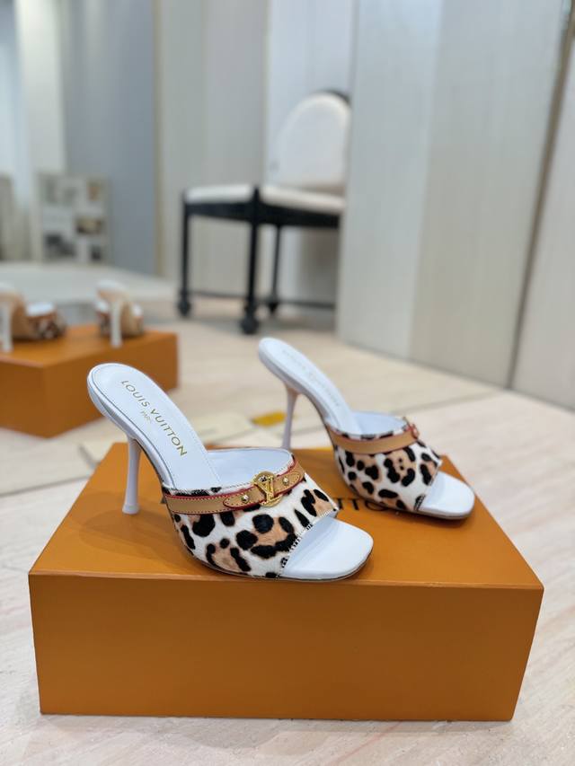 出厂价pp： L*V 2025 春夏新款 原版一致 专柜主打最新款 Lv 6Am 小猫跟马毛拖鞋 硬货上新 Bs代购级别！高级感十足！国内外博主刷爆的一款，复古