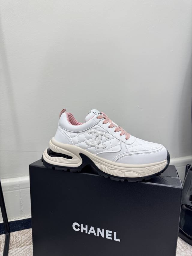 Size:35-41 Chanel 25C新款香奶奶大王运动休闲鞋 百搭小白鞋 款式搭配不会出错 撞色搭配活力满满啊 侧面压印Logo 上脚很秀气 鞋面原版定制