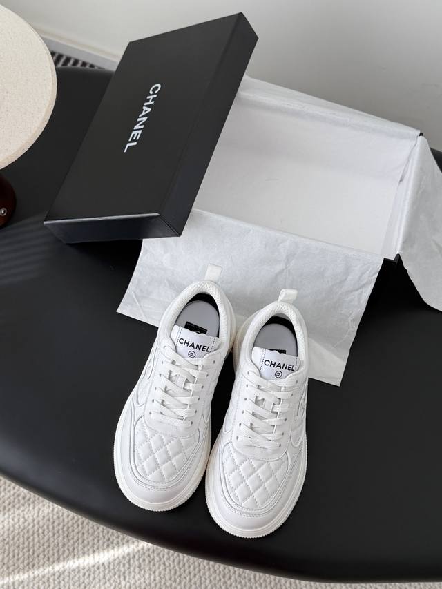 Size:35-40 Chanel 25C新款银角大王运动休闲鞋 百搭小白鞋 款式搭配不会出错 撞色搭配活力满满啊 侧面压印Logo 上脚很秀气 鞋面原版定制材