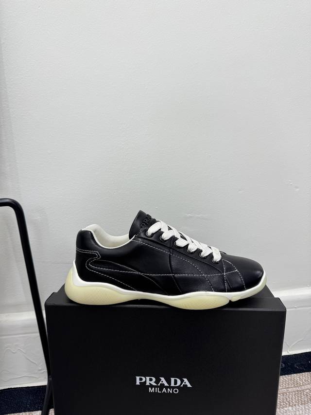 出厂: Size:35-39 女40.定制不退换 prad-A普拉达经典休闲鞋系列 圆头字母休闲鞋 原版1:1定制，今年最潮的三角标一脚蹬英伦风复古小白鞋，众多