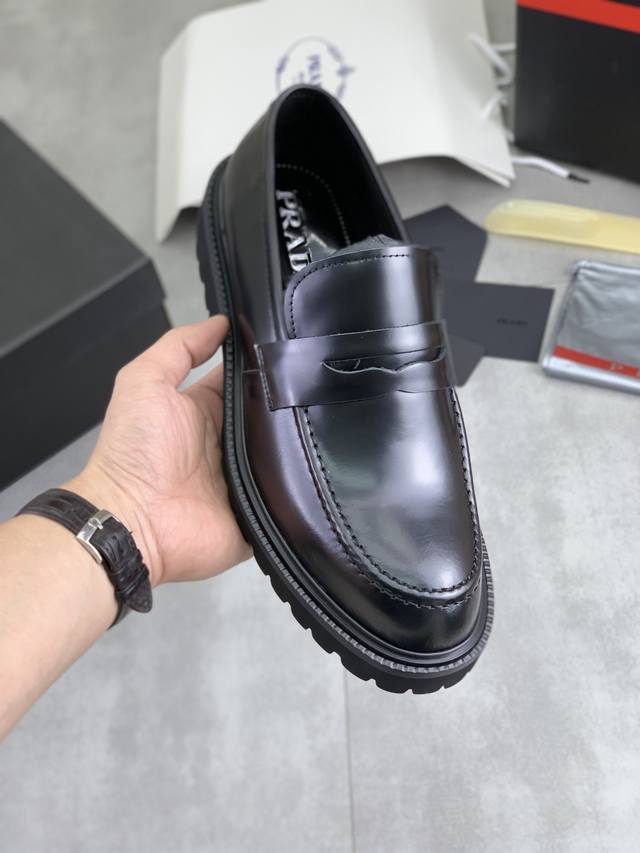 工厂p价p 实价 prada 顶级版本 普拉达新款休闲皮鞋 原版购入开发 做货 普拉达家男士经典系列 科技透气面料搭配牛皮 休闲运动鞋 休闲之履运动老爹鞋结合高