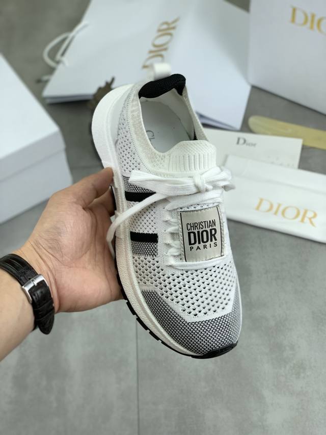 工厂p价p 实价 新款Run'n网眼飞织运动鞋 以优雅时尚的造型重新演绎运动风格。鞋面采用纯黑网眼织物精心制作，鞋带和鞋跟饰以Christian Dior pa