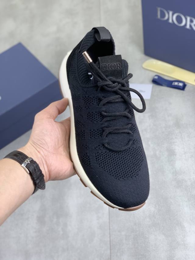 工厂p价p 实价 迪奥Dior Tech运动鞋 2026早春系列新品，搭配时尚细节，彰显复古美学。飞织鞋面与杏色透明网眼织物侧面拼接，鞋面窗口引边采用高周波平烫