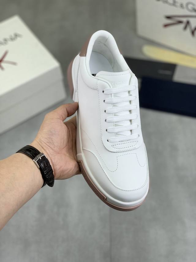 工厂p价p 实价 Dg-杜嘉班纳 最新爆款休闲鞋，鞋舌带有品牌标志性细节，进口头层荔枝纹牛皮面料，时尚百搭，可为各式造型增光添彩。塑造独具动感活力与摩登气息的精