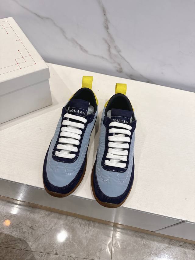 麦昆这双新鞋 我愿称之为“懒人穿搭王炸”今天逛店一眼被麦昆这双新鞋勾走魂了！奶白拼浅灰麂皮也太温柔了吧，鞋型是那种带点复古的阿甘款，上脚显脚瘦还不挤脚 生胶底软