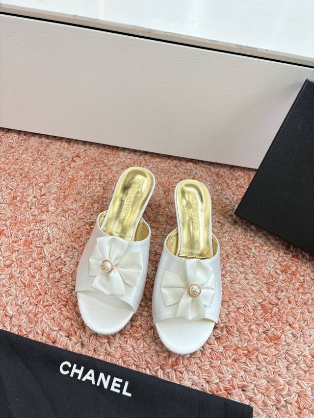 G030所见即所得代购级Chane*2026小香奈儿早春爆品凉鞋拖鞋金属羊皮 妥妥的自留款！！比经典款Slingback舒服太多啦！每个颜色上脚都很显白 的显白