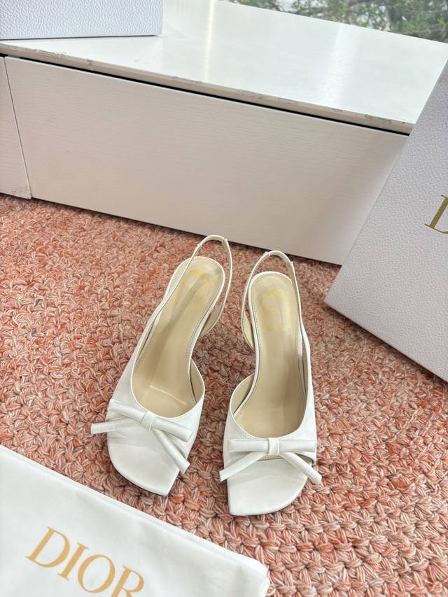 G030顶级品质Dior 迪奥26Wf早春新蝴蝶结高跟拖鞋凉鞋 标志性金属D字扣缀于鞋头侧畔哑光鎏金质感低调夺目是懂奢者才识的隐性徽记。柔韧鞋跟兼顾高挑感与舒适