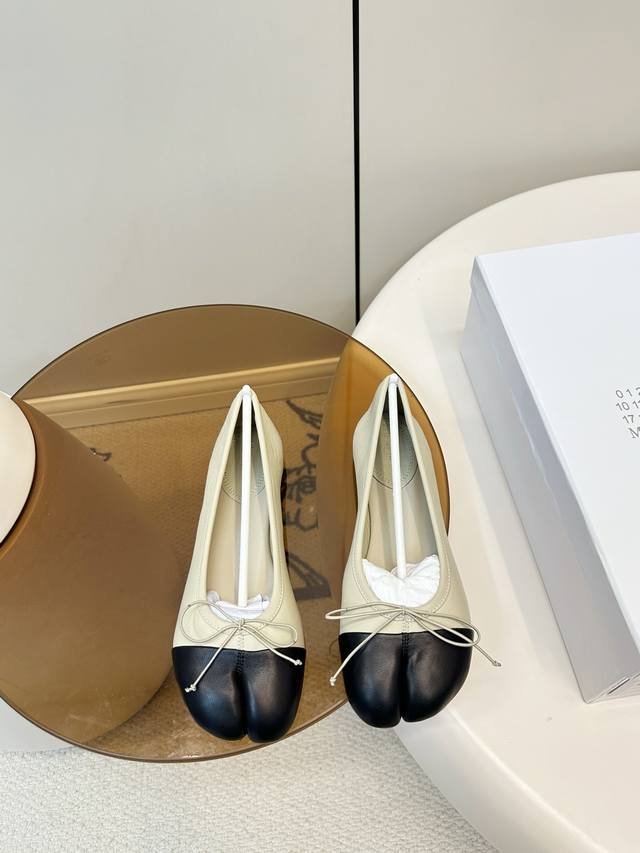 Mm6｜马吉拉蝴蝶结芭蕾舞分趾鞋 Mm6 Maison Margiela芭蕾分趾鞋，后跟弹力设计+超有辨识分趾鞋型，穿脱方便，贴合脚型，舒适又时髦 日常通勤、休