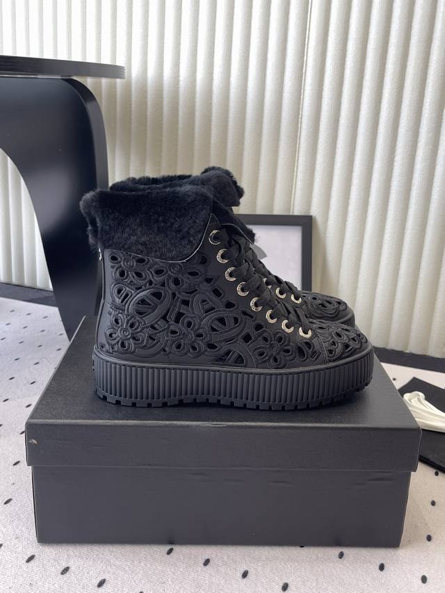 Chanel秋冬新款镂空短靴 鞋面经典雕花刺绣，靴简沿用了香奈儿的经典搭配，小美美特别喜欢，这是香奈儿今年秋冬打造的爆款，容易上脚，超级舒服，今年秋冬必备款 鞋