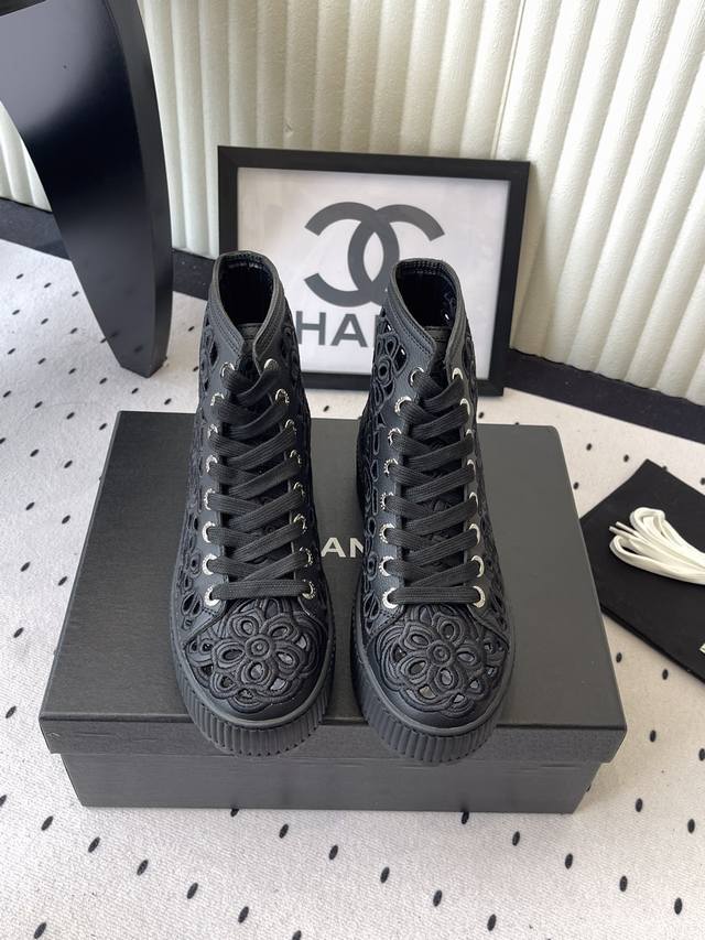 加毛530 Chanel秋冬新款镂空短靴 鞋面经典雕花刺绣，靴简沿用了香奈儿的经典搭配，小美美特别喜欢，这是香奈儿今年秋冬打造的爆款，容易上脚，超级舒服，今年秋