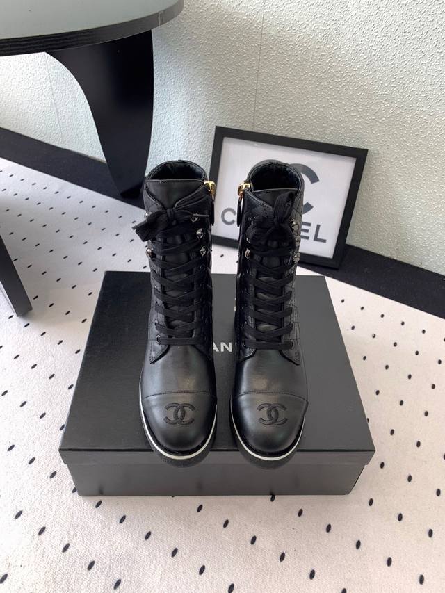 Chanel新款秋冬字母短靴 高版本 延续小香经典的搭配 复古又时髦百搭 上脚舒适有型 进口牛皮鞋面 羊皮垫脚 跟高：4Cm Size：35-39 40订做不退