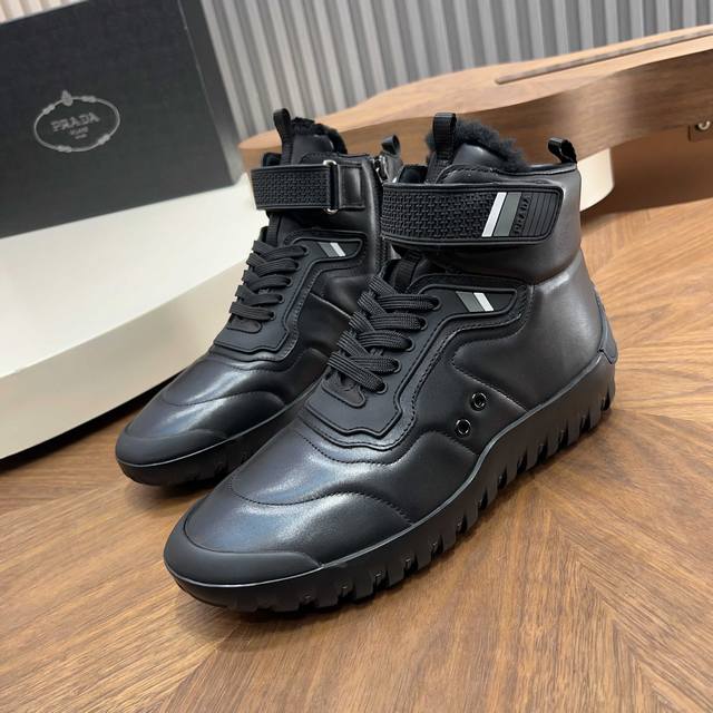 prada 普拉达 Toblach男士高帮羊毛鞋出货莞产顶级猛货！ 这款极简风格高帮运动鞋以1998年秋冬时装秀中展示的标志性prada Linea Rossa