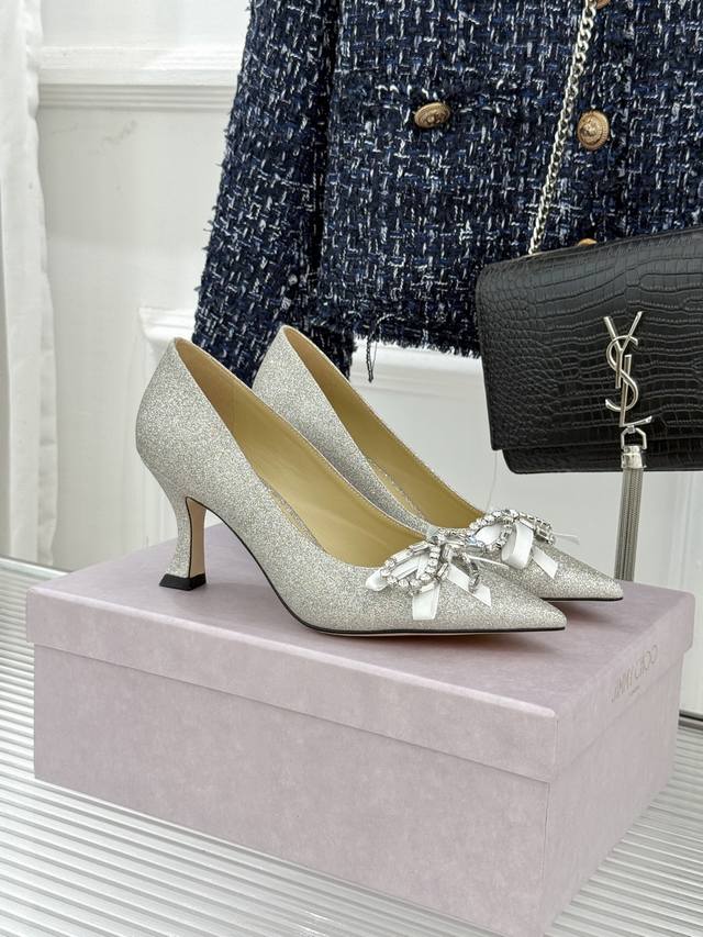 厂价 Jimmy Choo26Wf早春新品尖头 水钻蝴蝶结高跟鞋 当复古优雅与摩登闪耀撞个满怀 鞋头缀以手工镶嵌的捷克水钻蝴蝶饰结 颗颗晶钻经高温热压工艺牢牢贴
