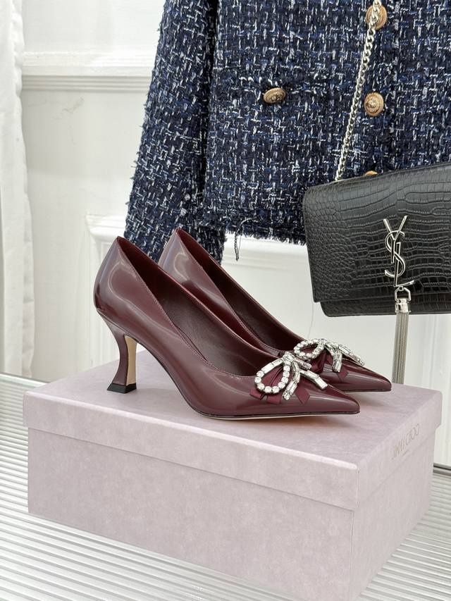 厂价 Jimmy Choo26Wf早春新品尖头 水钻蝴蝶结高跟鞋 当复古优雅与摩登闪耀撞个满怀 鞋头缀以手工镶嵌的捷克水钻蝴蝶饰结 颗颗晶钻经高温热压工艺牢牢贴