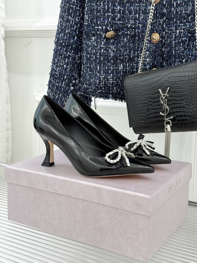 厂价 Jimmy Choo26Wf早春新品尖头 水钻蝴蝶结高跟鞋 当复古优雅与摩登闪耀撞个满怀 鞋头缀以手工镶嵌的捷克水钻蝴蝶饰结 颗颗晶钻经高温热压工艺牢牢贴