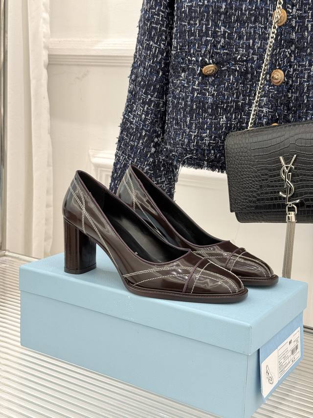 厂价 prada 普拉达26Wf早春新品缝线 高跟鞋 续写百年奢品的工艺传奇。 这双鞋从不是简单的足下点缀 而是p家对极致质感的又一次诠释 让每一步行走 都成为