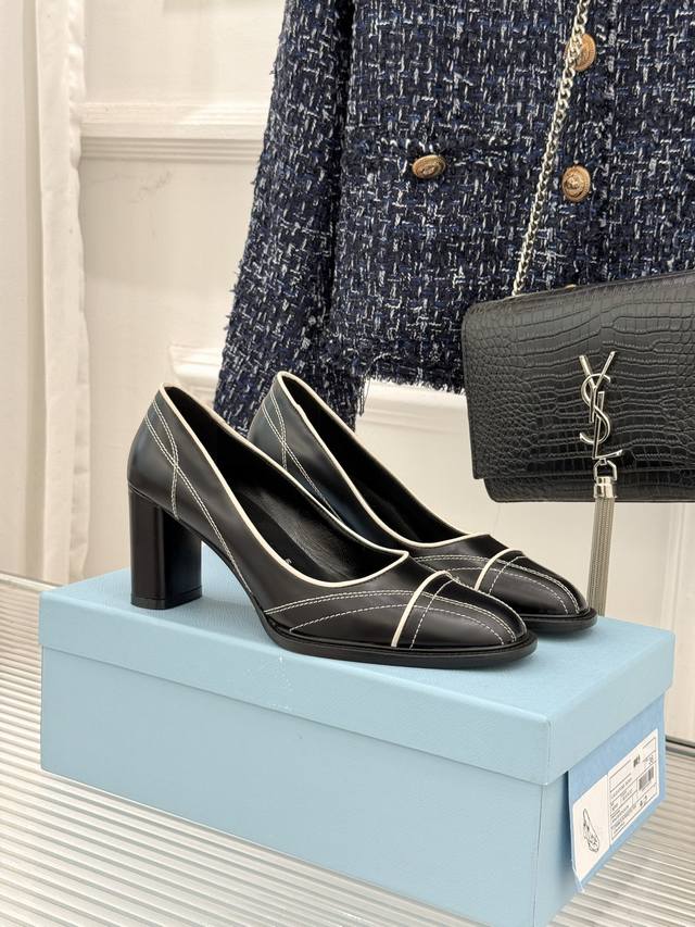 厂价 prada 普拉达26Wf早春新品缝线 高跟鞋 续写百年奢品的工艺传奇。 这双鞋从不是简单的足下点缀 而是p家对极致质感的又一次诠释 让每一步行走 都成为