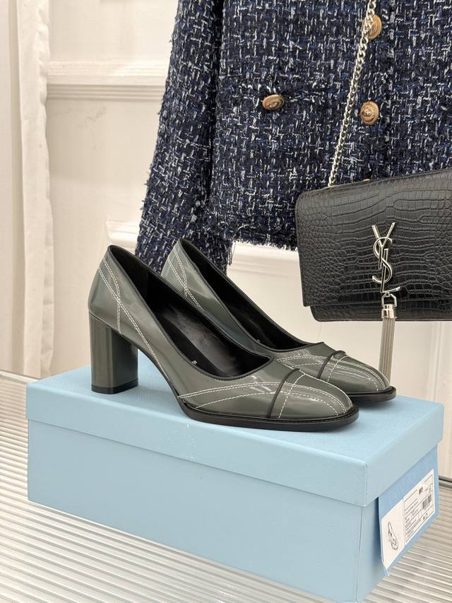厂价 prada 普拉达26Wf早春新品缝线 高跟鞋 续写百年奢品的工艺传奇。 这双鞋从不是简单的足下点缀 而是p家对极致质感的又一次诠释 让每一步行走 都成为