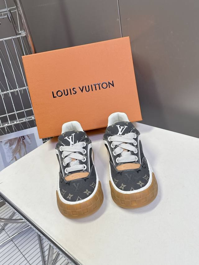 Louis Vuitton 路易威登最新情侣款 饼干鞋休闲鞋 超多明星时尚博主种草 原版购入开发 细节完全对版 脚感超级舒服 复古又有时尚感 厚实而轻盈的橡胶组