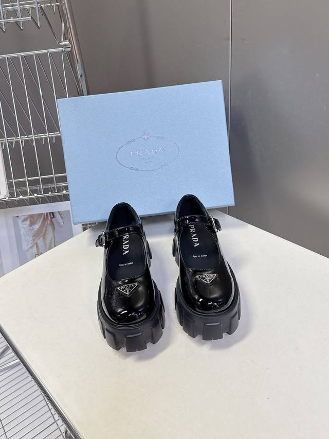 prada 普拉达最新款三角标厚底 玛丽珍乐福鞋皮鞋 超多明星网红种草 绝对是今年的大爆款贼好看 简约的鞋面设计 极具品牌辨识度的三角标点缀 细节拉满 上脚大气