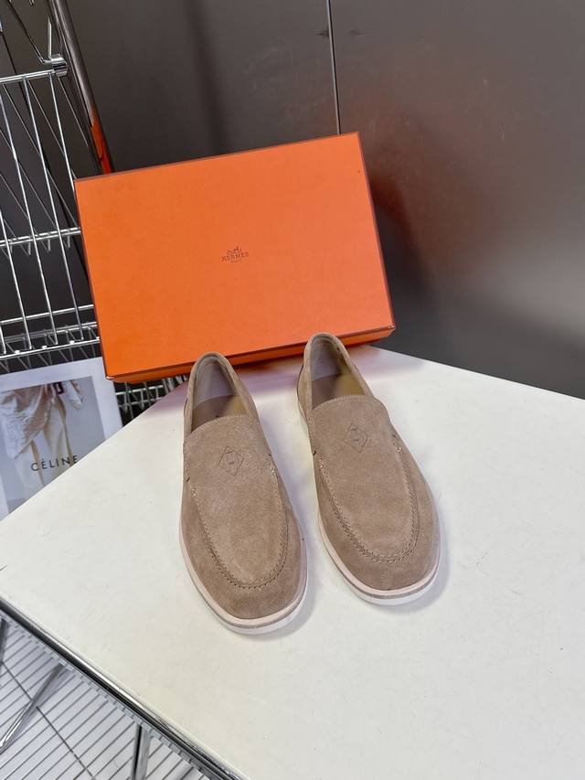 爱马仕Hermes春夏最新情侣款老钱风 乐福鞋 超多明星网红种草 各大博都主有荐推的 经典永不褪色的乐福鞋 老钱风穿搭最佳单品 简约简单的设计 细节图Logo点