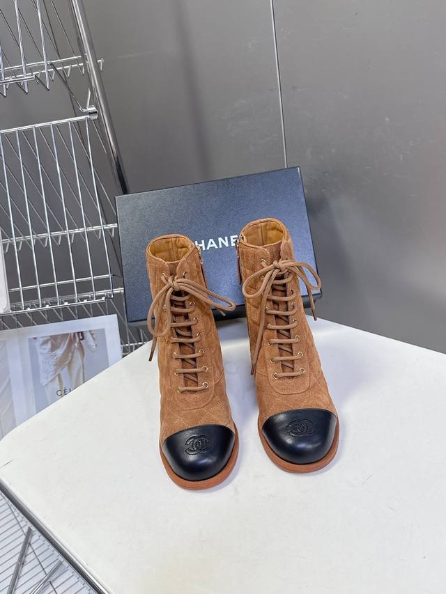 Chanel香奈儿秋冬最新走秀款格纹靴子 小红书力推款 怎么搭配都好看 时髦精必备 香奈儿女士钟爱简约又难以抗拒搭配展现与众不同的穿搭风格、自由混搭闪耀到位 跟