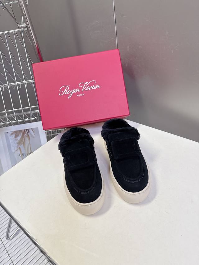 Rogervivier罗杰维维亚 Rv 新款Viv Golf钻扣厚底毛毛鞋 超多明星网红种草 简约的设计 极具辨识度的Rv扣巧妙释合都市时尚 鞋面高丝光牛皮 内