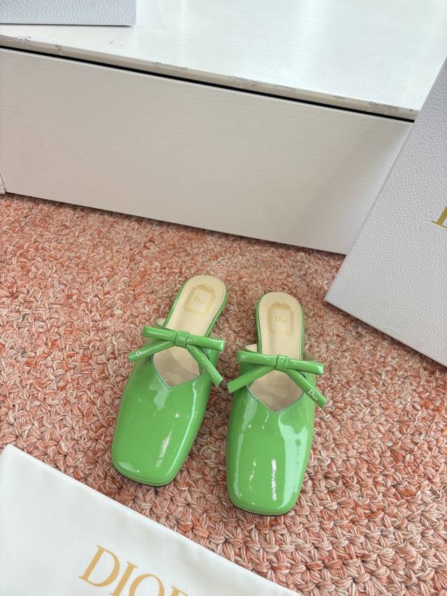 G030顶级品质Dior 迪奥26Wf早春新蝴蝶结平底拖鞋凉鞋标志性金属D字扣缀于鞋头侧畔哑光鎏金质感低调夺目是懂奢者才识的隐性徽记。柔韧鞋跟兼顾高挑感与舒适度