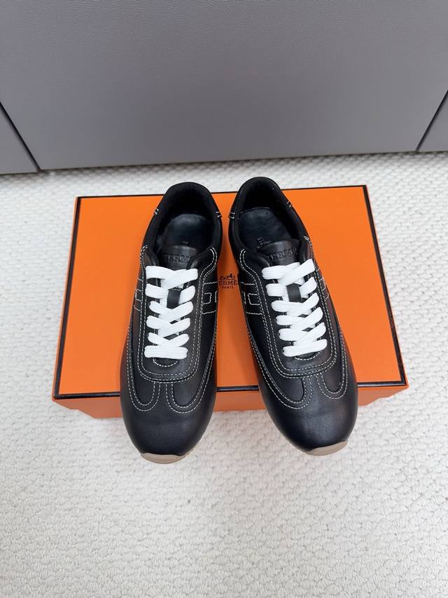 Hermes 爱马仕 H家经典情侣款 休闲德训鞋！ 情侣款休闲之履，斜体设计和鲜艳色彩展现活力，延续品牌设计灵感。轻盈漫步都市，感受无拘舒适。 配送专柜精美包装