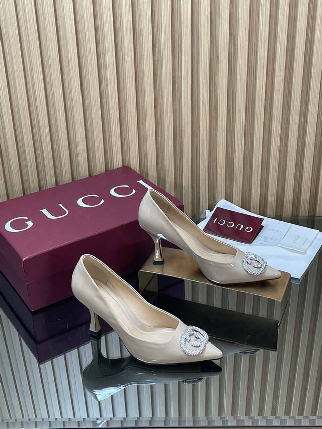 2026早春G家新款Gucc水晶钻镶嵌互扣式双G扣浅口女鞋酒杯马蹄跟通勤单鞋奢华大气高贵高跟鞋 出厂价p 顶级版本、欢迎比对. 原版1:1复刻 注意请认准咱家正