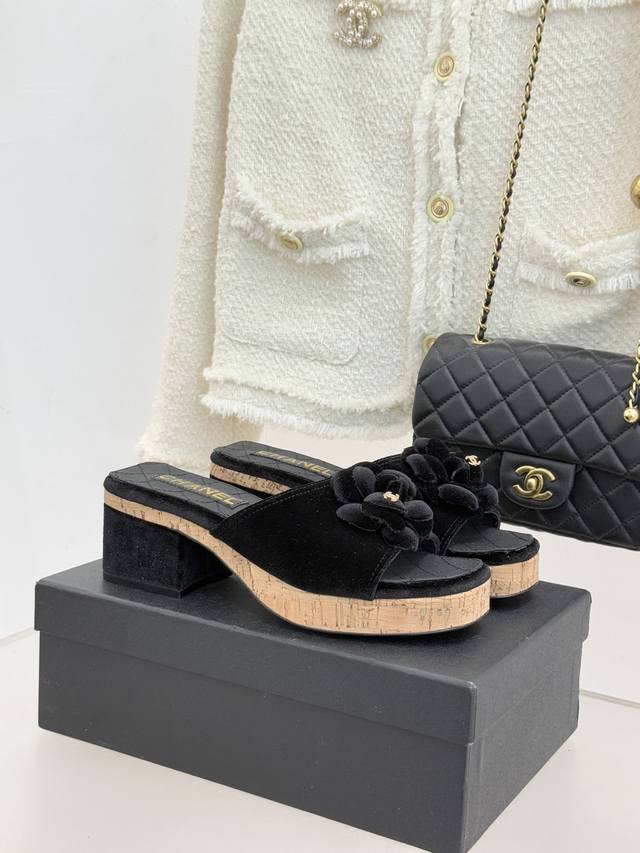 厂价 Chane*｜小香26C山茶花木纹防水台 厚底粗跟拖鞋 这款拖鞋以标志性山茶花为引 将复古木纹肌理与实用设计相融 每一处细节都镌刻着品牌的匠心与浪漫 让步