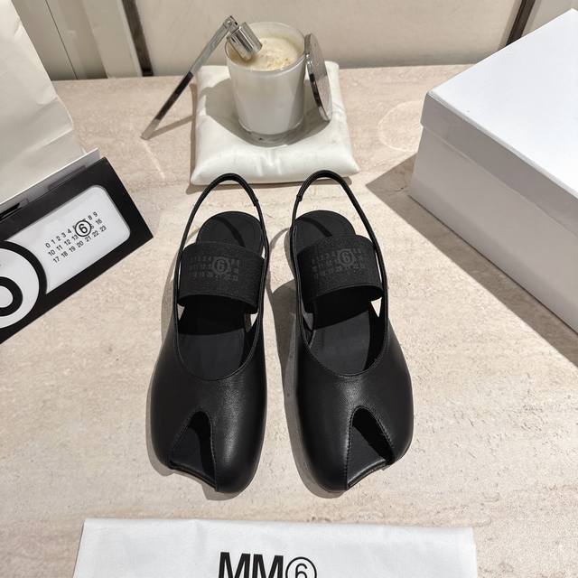 Maison Marginal* Mm6马吉拉26春夏新品苹果头芭蕾舞凉鞋 马吉拉设计师太有才了 作为设计元素打造鞋品 单鞋干练精致 半拖搭配短裙 性感个性 面