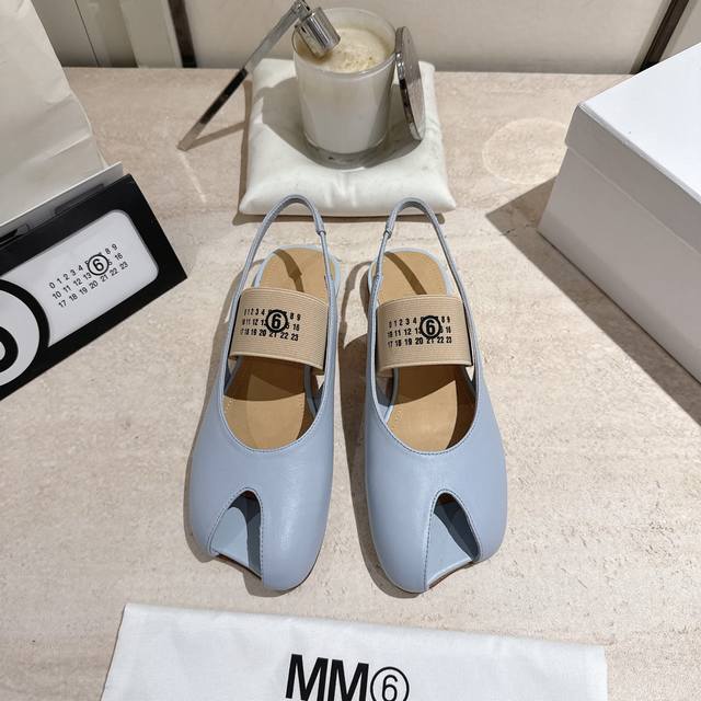 Maison Marginal* Mm6马吉拉26春夏新品苹果头芭蕾舞凉鞋 马吉拉设计师太有才了 作为设计元素打造鞋品 单鞋干练精致 半拖搭配短裙 性感个性 面