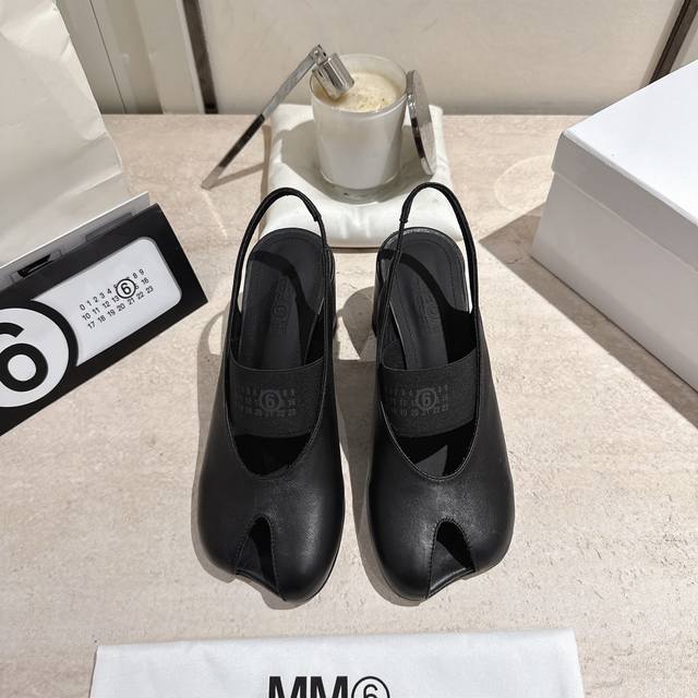 Maison Marginal* Mm6马吉拉26春夏新品苹果头芭蕾舞凉鞋 马吉拉设计师太有才了 作为设计元素打造鞋品 单鞋干练精致 半拖搭配短裙 性感个性 面