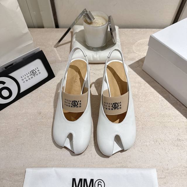 Maison Marginal* Mm6马吉拉26春夏新品苹果头芭蕾舞凉鞋 马吉拉设计师太有才了 作为设计元素打造鞋品 单鞋干练精致 半拖搭配短裙 性感个性 面