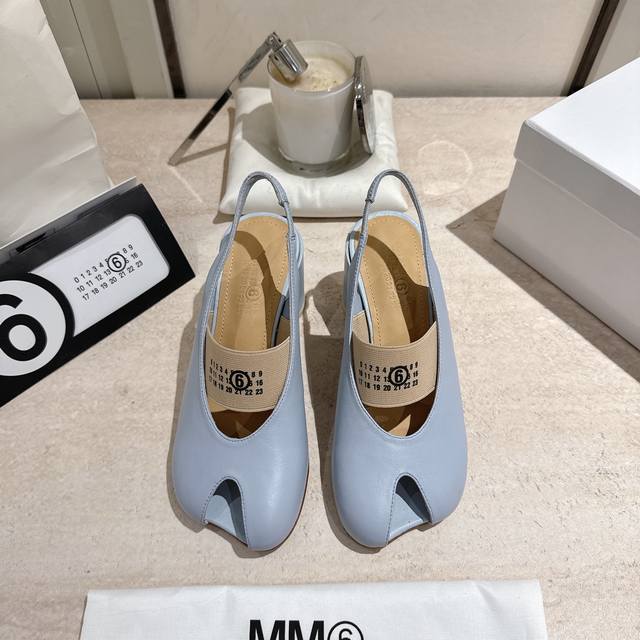 Maison Marginal* Mm6马吉拉26春夏新品苹果头芭蕾舞凉鞋 马吉拉设计师太有才了 作为设计元素打造鞋品 单鞋干练精致 半拖搭配短裙 性感个性 面