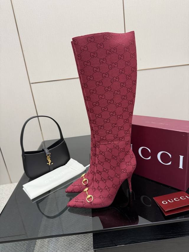 厂价 布面 Gucci 经典爆款秋冬尖头链条高跟短靴！ 今年最不能错过的一双靴子！整体楦型流畅秀气，精致百搭又不失时髦感谁还没有冲啊 面料采用进口小牛皮，布料