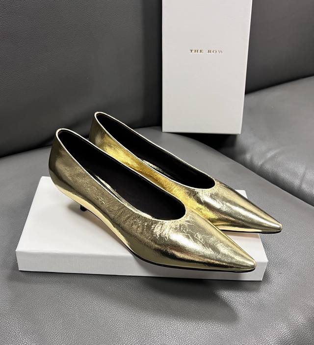 The Row 2025春夏系列 这双小猫跟高跟鞋在利落和柔美之间寻找臻美的平衡，简约系中享受行走的艺术气息。 小猫跟设计塑造自信优雅的职场女性形象，知性.淡雅