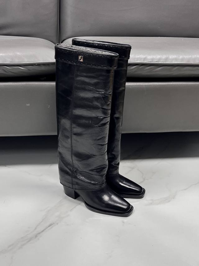 Fendi新款长靴 时髦女孩必备靴子 这双靴子一上脚，秋冬氛围感直接拉满最近降温终于能穿靴子了！这双真的完全长在我的审美点上，皮质软糯但版型挺括，不会显得笨重～