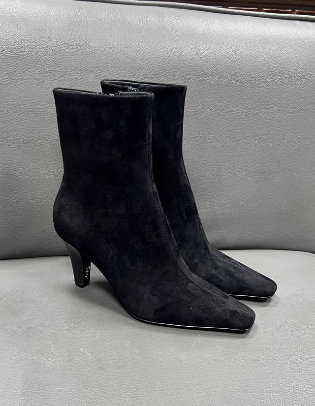 Ysl 靴子25A 复古摩登短靴早秋高跟方头圣罗兰新款性感优雅美鞋 这款早秋新款小方头高跟拉链靴子上脚超显瘦脚，舒适度棒棒滴，非常百搭，值得推荐 鞋面：小羊皮面