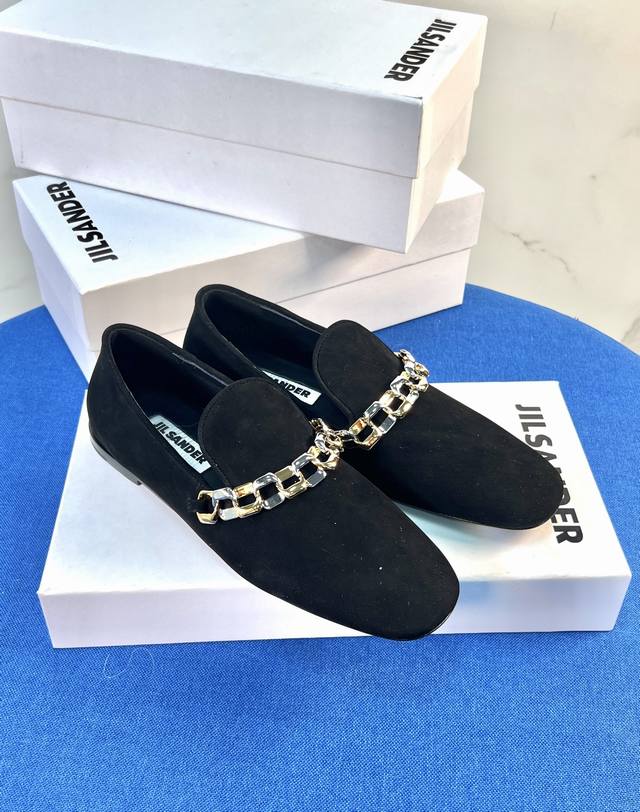 Fw25 新品单鞋 Jilsander #吉尔桑德#好穿又好看的单鞋入秋该买单鞋了、这款深口门密鞋特别装脚，彰显干练气质，经典高雅牛皮材质，柔软细腻，易搭配优雅