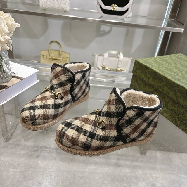 秋冬新款毛呢面马衔扣女性舒适平底鞋 多年来它已成为一个既具有历史意义又具现代感的象征。这里，它定义了这款毛呢制作的女性平底鞋。 六方格毛呢鞋面 浅金色五金配件