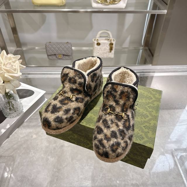 秋冬新款毛呢面马衔扣女性舒适平底鞋 多年来它已成为一个既具有历史意义又具现代感的象征。这里，它定义了这款毛呢制作的女性平底鞋。 豹纹毛呢鞋面 浅金色五金配件 马