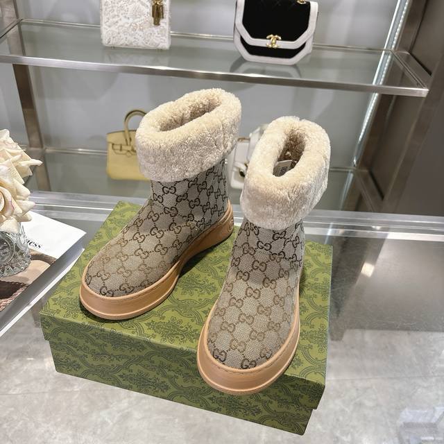 爆款 Gg新款女士美利奴羊毛内里靴 这款女士靴采用麂皮精制而成，兼具舒适感与经典传承。柔软的美利奴羊毛内衬带来温暖奢华的穿着体验，而标志性的Gg橡胶鞋底则以品牌